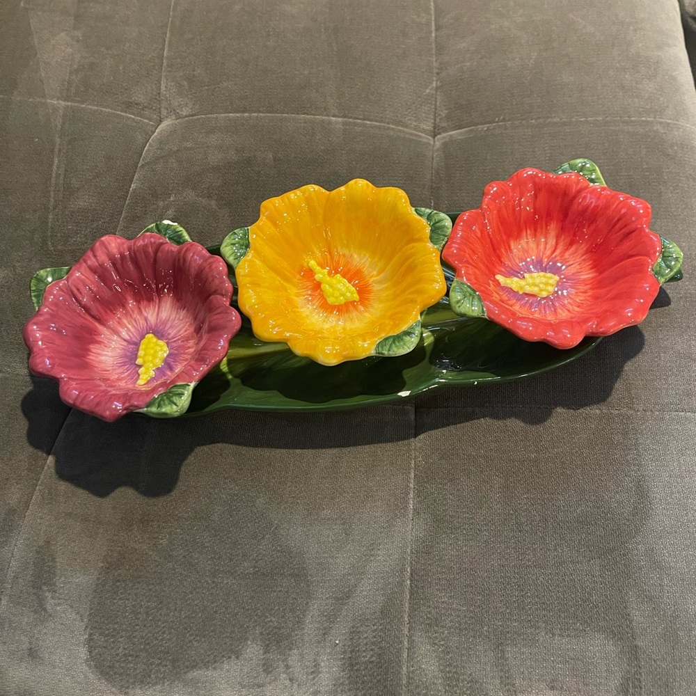Hibiscus condiment bowls